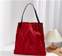 紅色褶皺帆布包